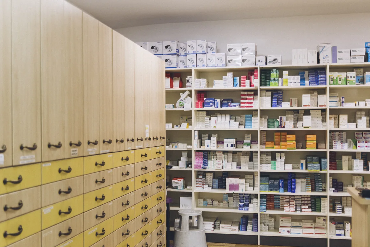 Almacén organizado de medicamentos en Farmacia La Marina