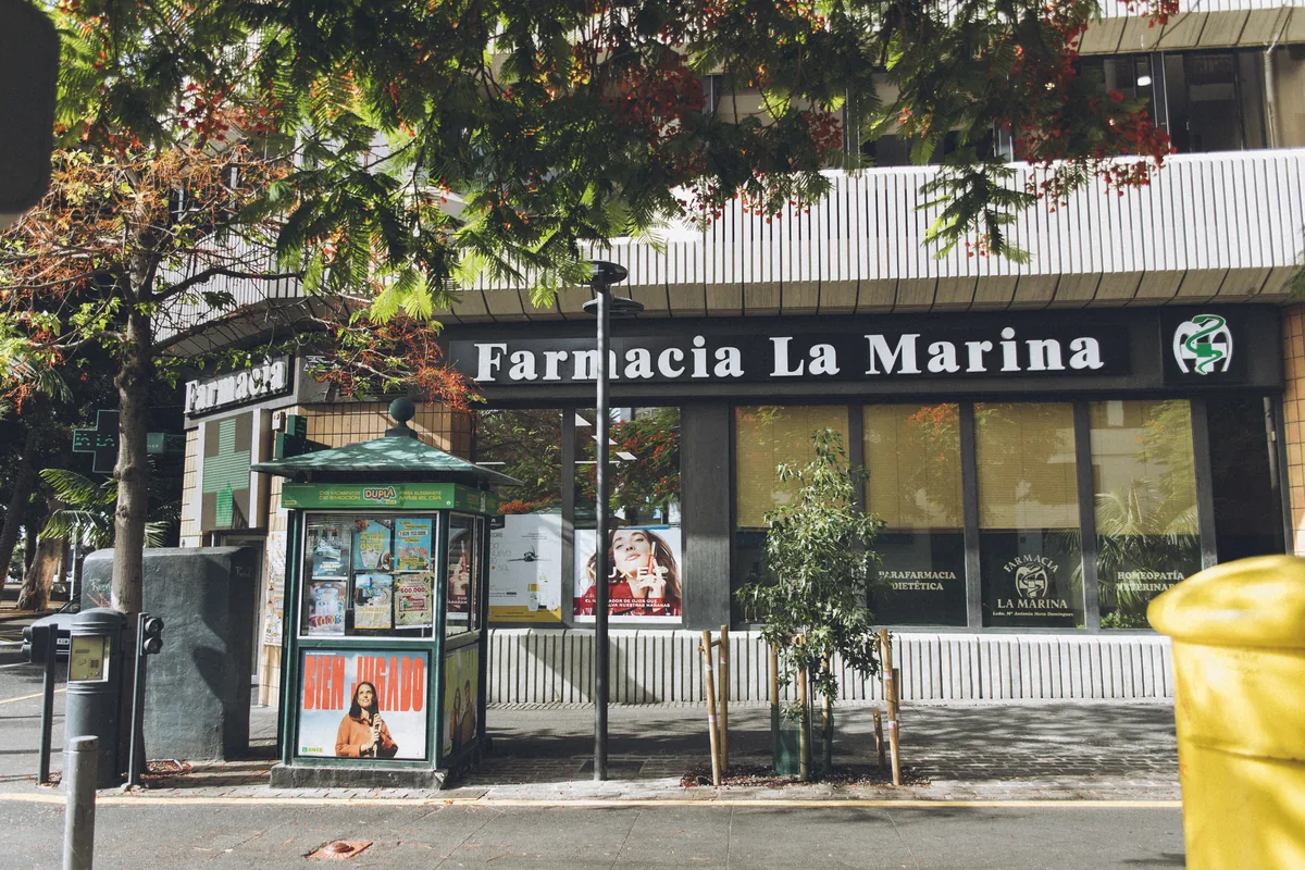 Entrada de Farmacia La Marina en Santa Cruz de Tenerife