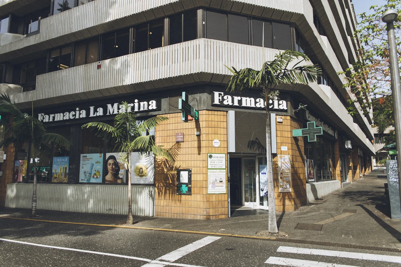 Entrada de Farmacia La Marina en Santa Cruz de Tenerife