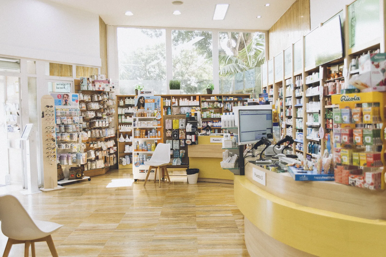 Interior luminoso de Farmacia La Marina en Santa Cruz de Tenerife